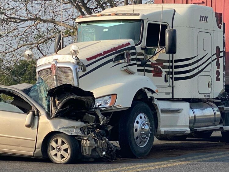 Choque frontal contra tráiler deja mujer muerta en Altamira