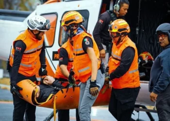 Rescatan a dos jóvenes tras desbarrancar vehículo en sierra de Montemorelos
