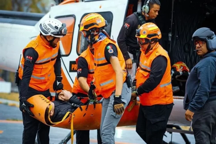 Rescatan a dos jóvenes tras desbarrancar vehículo en sierra de Montemorelos