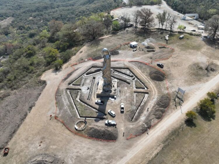 Avanza construcción de la plazoleta en el monumento de la Virgen más alta de Latinoamérica