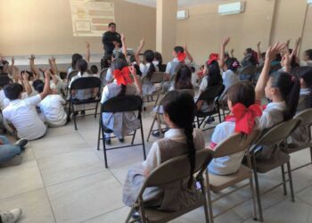 Reciben estudiantes, madres de familia y docentes orientación en ciberseguridad