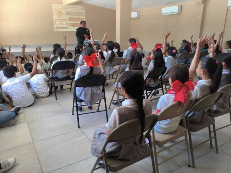 Reciben estudiantes, madres de familia y docentes orientación en ciberseguridad