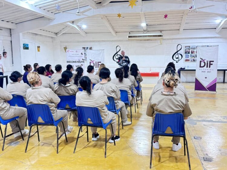 Reciben mujeres privadas de la libertad conferencia “Reconstruye tu vida desde adentro”
