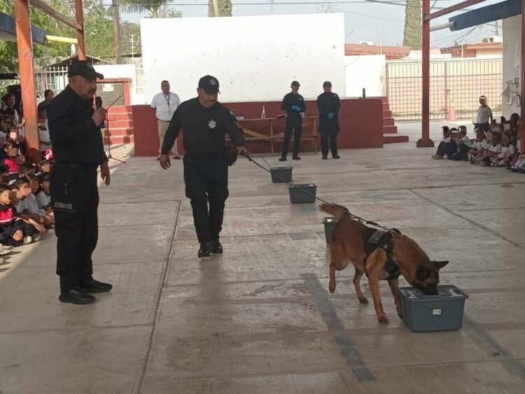 Acerca Guardia Estatal a “Max”, perro especializado, a comunidad escolar