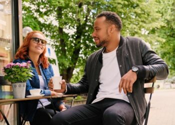 Citas con mujeres mayores: por qué pueden cambiar tu forma de vivir el amor