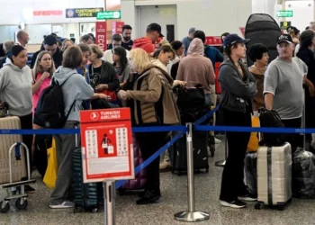 Guerra interrumpe rutas y deja varados a miles de viajeros en el mundo