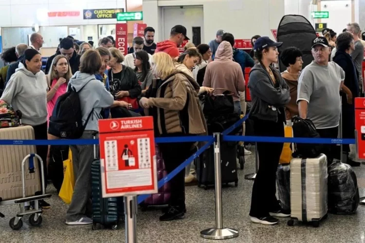 Guerra interrumpe rutas y deja varados a miles de viajeros en el mundo