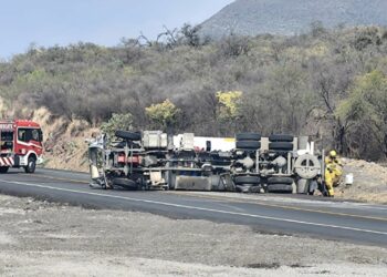 Cierran carretera Rumbo Nuevo por volcadura de pipa