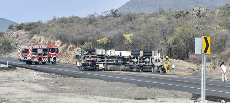 Cierran carretera Rumbo Nuevo por volcadura de pipa