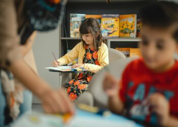 ¿Tu hijo es tímido? Guía práctica para mejorar su confianza y habilidades sociales