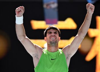 Alcaraz remonta en Indian Wells y alcanza marca de leyenda