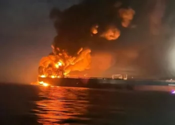 Ataque a petrolero dispara tensión y precios petroleros