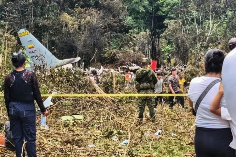 Sube a 66 cifra de muertos en Colombia por avionazo