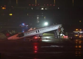 Choque de avión en LaGuardia deja muertos