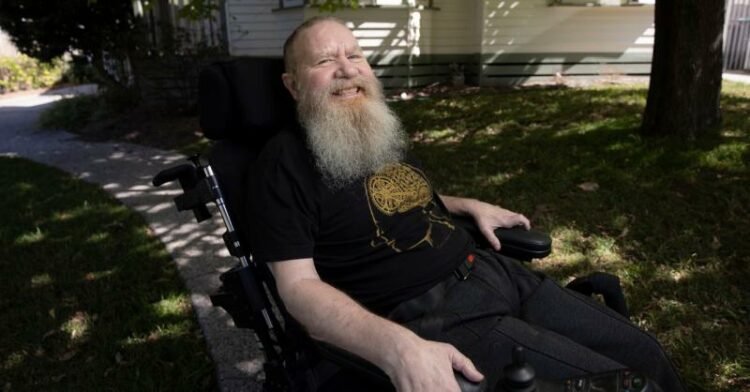 El hombre que controla su hogar con la mente: el hito de 5 años con un chip cerebral