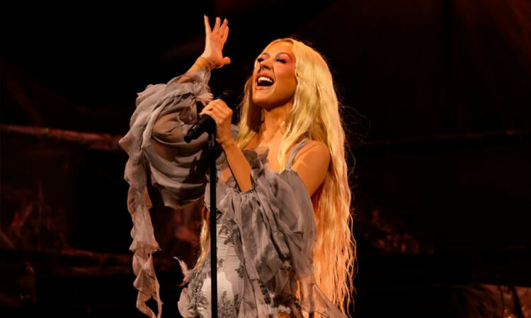 Christina Aguilera genera críticas por producción y error en su concierto en CDMX