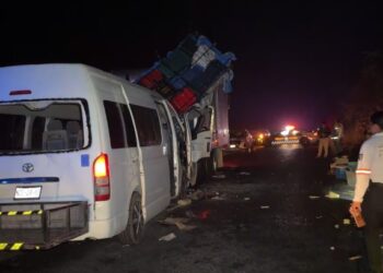 Choque entre camión y Urban deja cinco lesionados