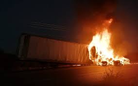 Cierran carretera Rumbo Nuevo por incendio de tráiler