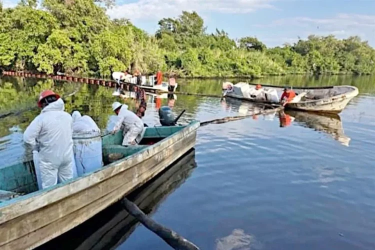 Pobladores reclaman a Pemex por derrame de hidrocarburo