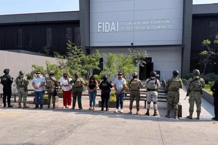 Detienen a servidores públicos en Operativo Enjambre