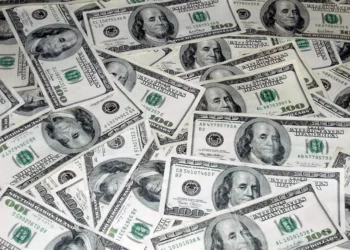 Repunta dólar; precios del oro y la plata retroceden