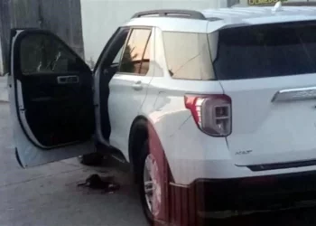 Ejecutan a dos jóvenes frente a plaza municipal