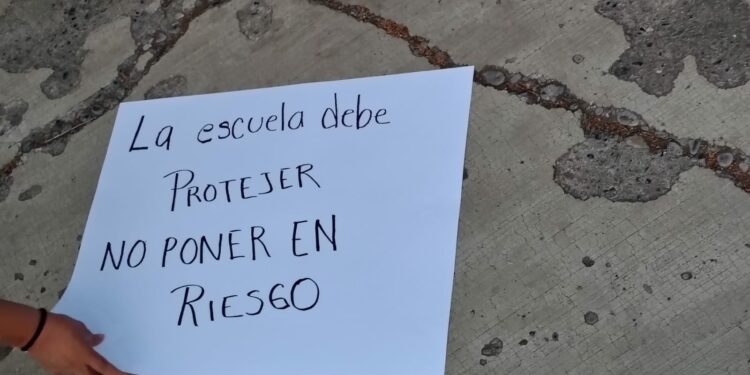 Por falta de seguridad, padres de familia cierran Secundaria 2