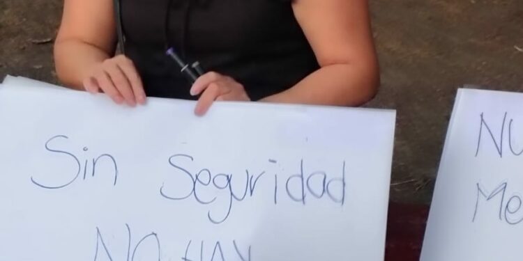 Por falta de seguridad, padres de familia cierran Secundaria 2