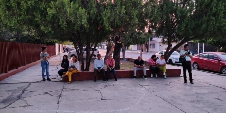 Por falta de seguridad, padres de familia cierran Secundaria 2