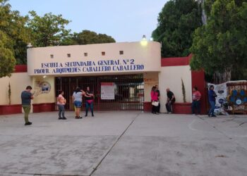 Por falta de seguridad, padres de familia cierran Secundaria 2