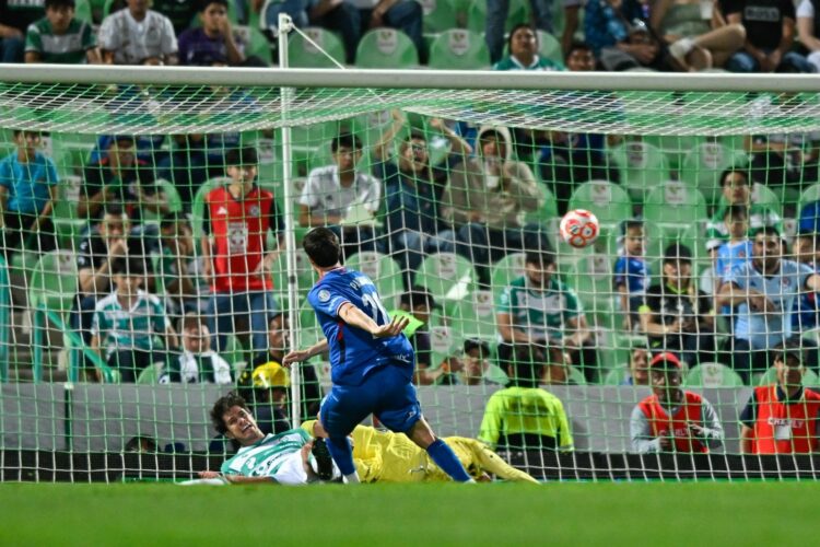 Cruz Azul vence a Santos y reafirma su liderato absoluto