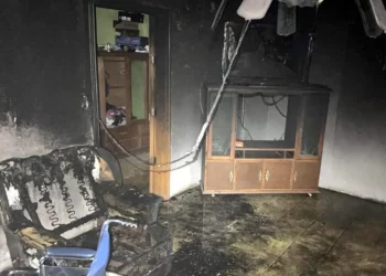 Sujeto rocía gasolina y prende fuego a hermano