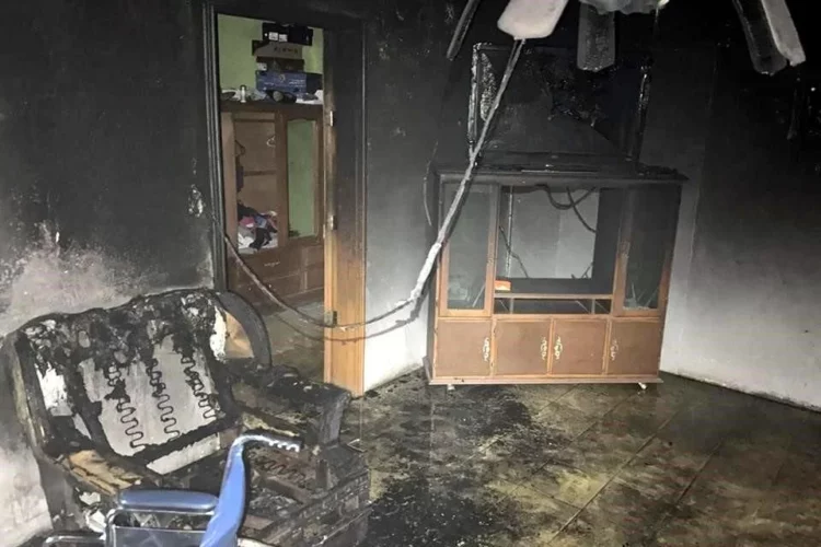 Sujeto rocía gasolina y prende fuego a hermano