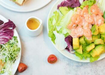Ensalada de camarones lista en 20 minutos: frescura y sabor sin complicaciones