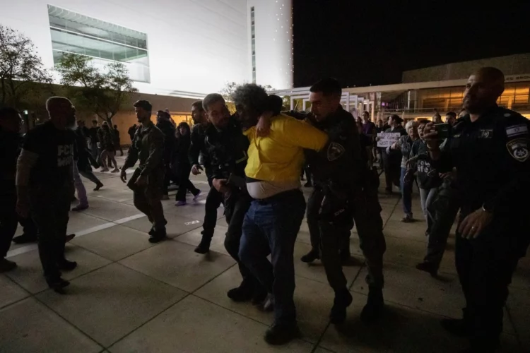 Israelíes desafían restricciones y protestan contra guerra