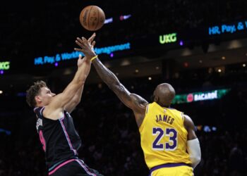 LeBron James iguala récord histórico de Robert Parish en la NBA