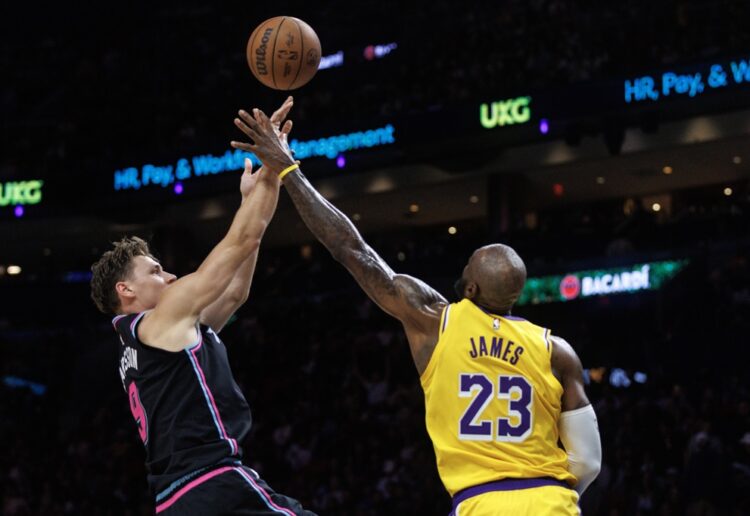 LeBron James iguala récord histórico de Robert Parish en la NBA