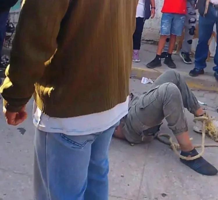 Pobladores de Teoloyucan linchan a presunto asaltante