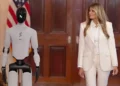 Melania Trump aparece con androide en evento oficial
