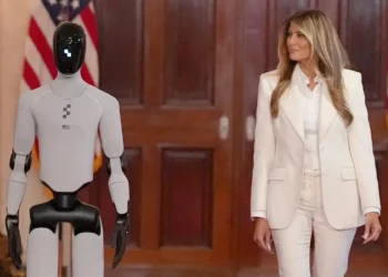 Melania Trump aparece con androide en evento oficial