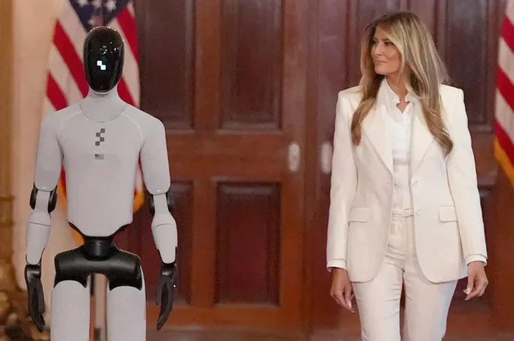 Melania Trump aparece con androide en evento oficial