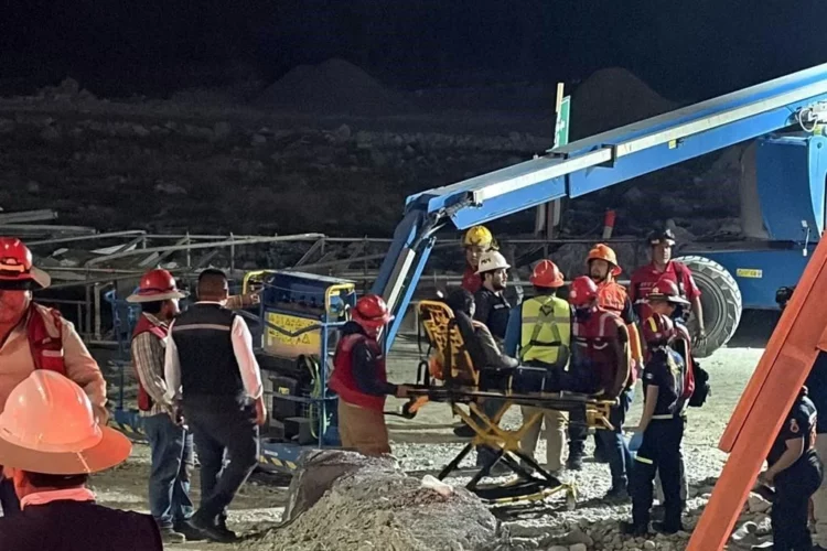 Colapsa estructura en construcción del Metro en Monterrey, cuatro heridos