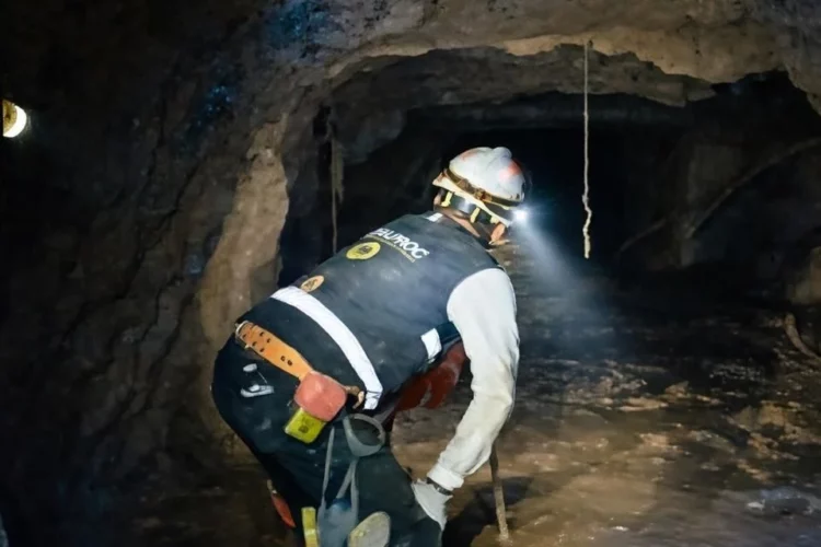 Rescatan a primer minero tras derrumbe en Sinaloa