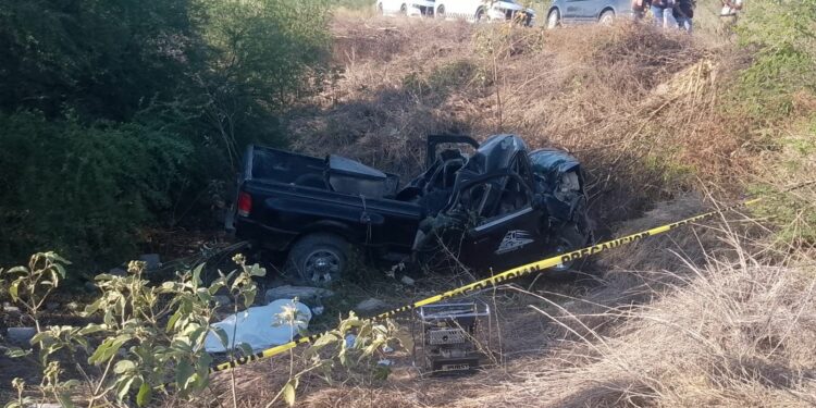 Vuelco en carretera Intercostera deja dos muertos