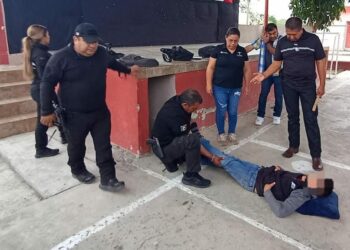 Rescatan a niño atorado en primaria de Mainero