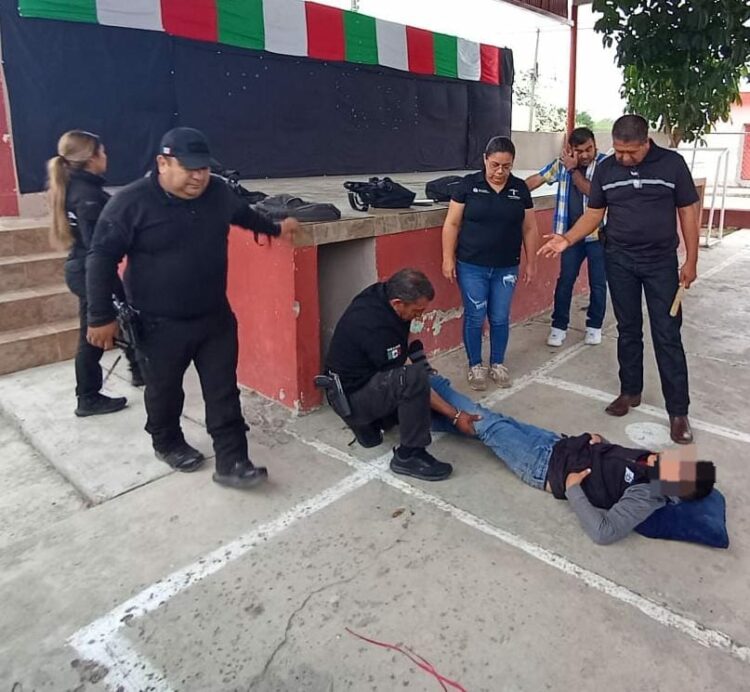 Rescatan a niño atorado en primaria de Mainero