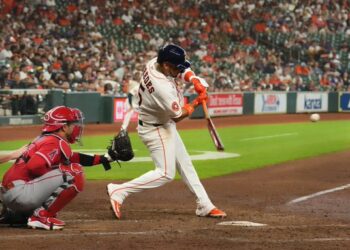 Paredes brilla en el octavo y Houston arruina el debut de Tatsuya Imai