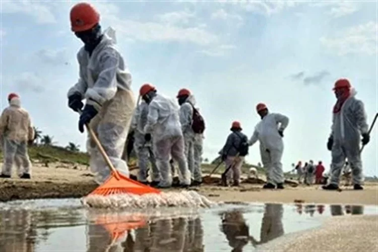 Pemex reconoce nuevo derrame frente de hidrocarburos