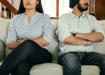 ¿Aburridos en la relación? La ciencia dice que la solución no es “hacer cosas juntos”, sino crecer por separado