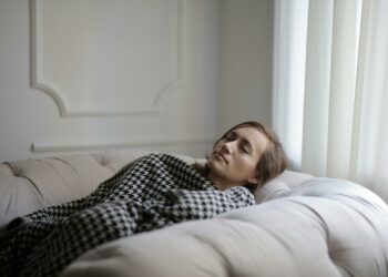 Siestas de 20 minutos: el método respaldado por la ciencia para mejorar la memoria y reducir el estrés